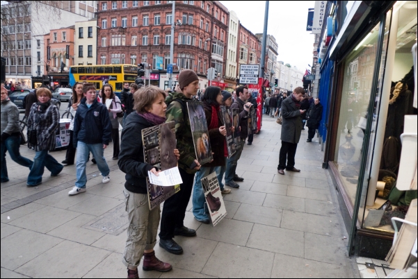 Demonstranter mot drap av pelsdyr utenfor en pelsbutikk i Grafton Street.