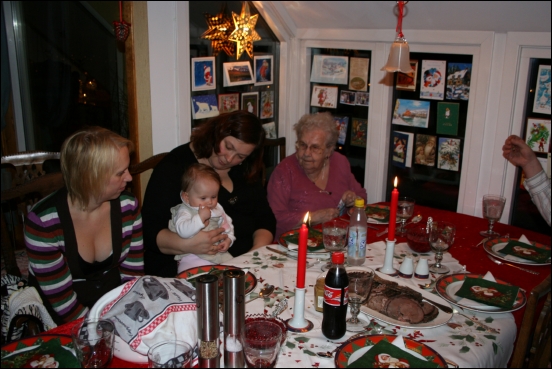 ydis, Siw, Andine og mor ved middagsbordet