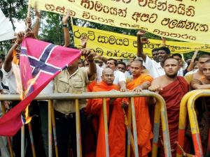 Burning the norwegian flag in Sri Lanka