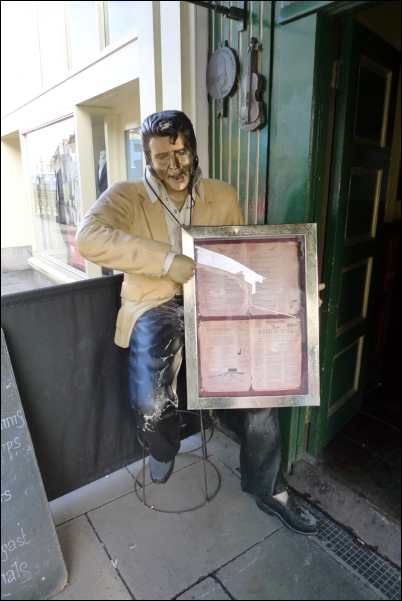Elvis var ikke dd! Han sitter utenfor Cassidy's Pub i Westmoreland street.