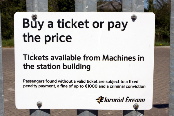 Skilt, Castleknock station