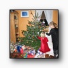 Amalie og Marthine pynter litt p juletreet