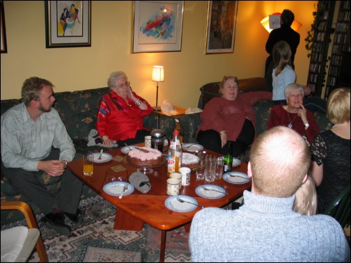 Jon, moder'n, Turid, Kaare, Tora og bakhodene til Wilhelm og ydis