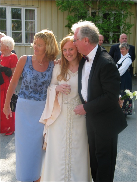 Synne med mamman og pappan sin