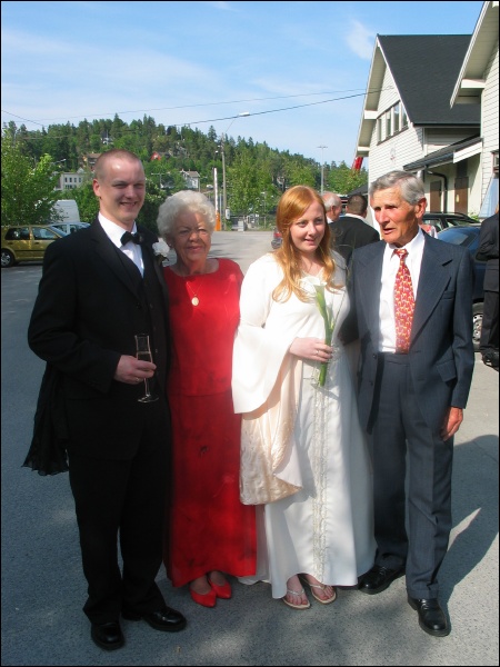Synne og Erik med mormor og besse